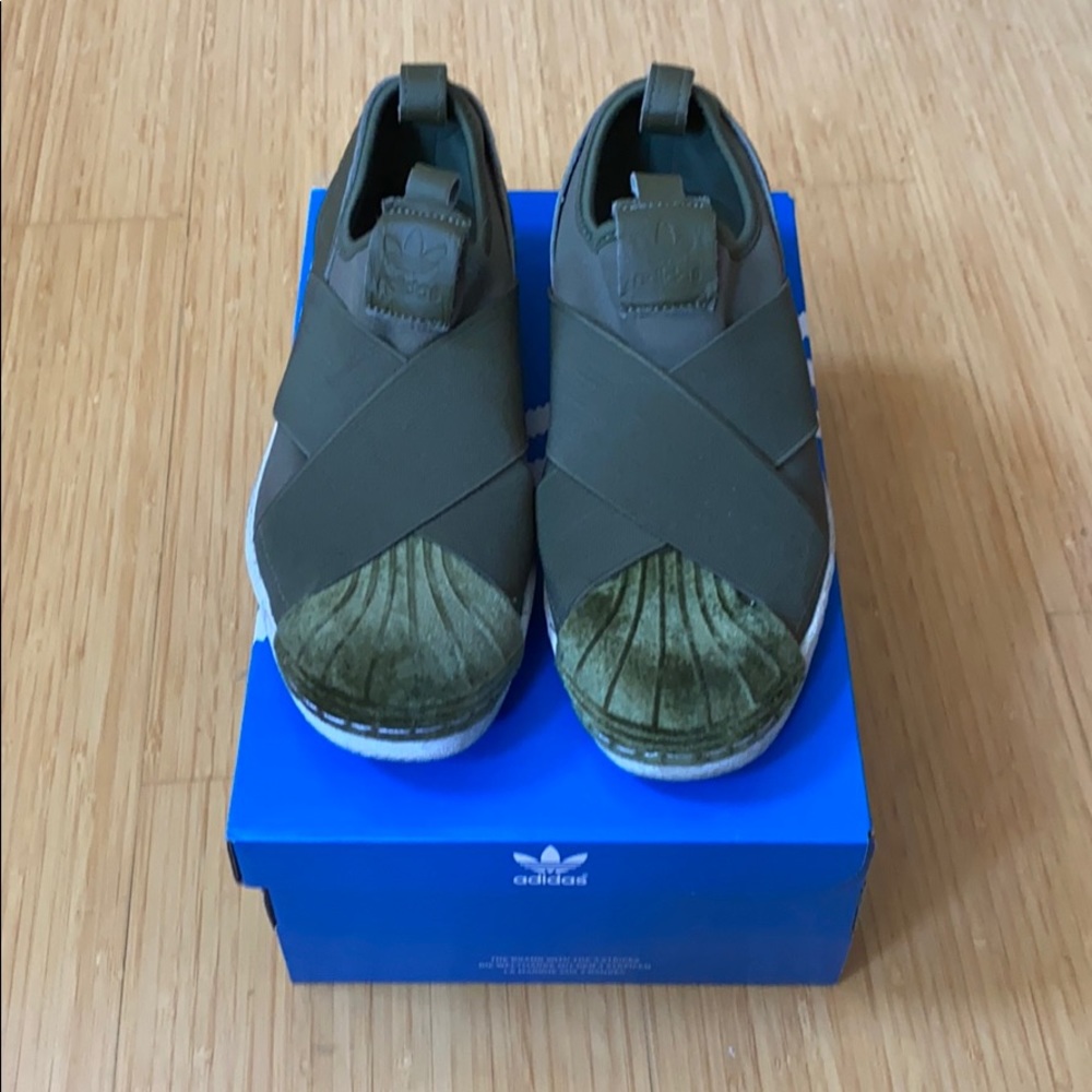 Barely used size 6 Adidas Superstar slip-on!